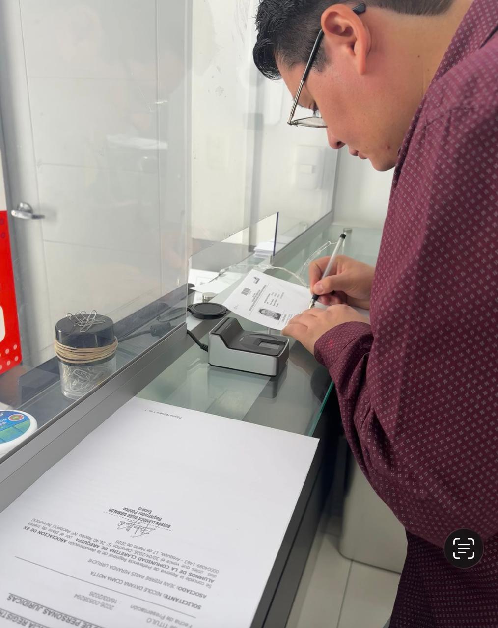 Jean Pierre Miranda firmando el libro de actas