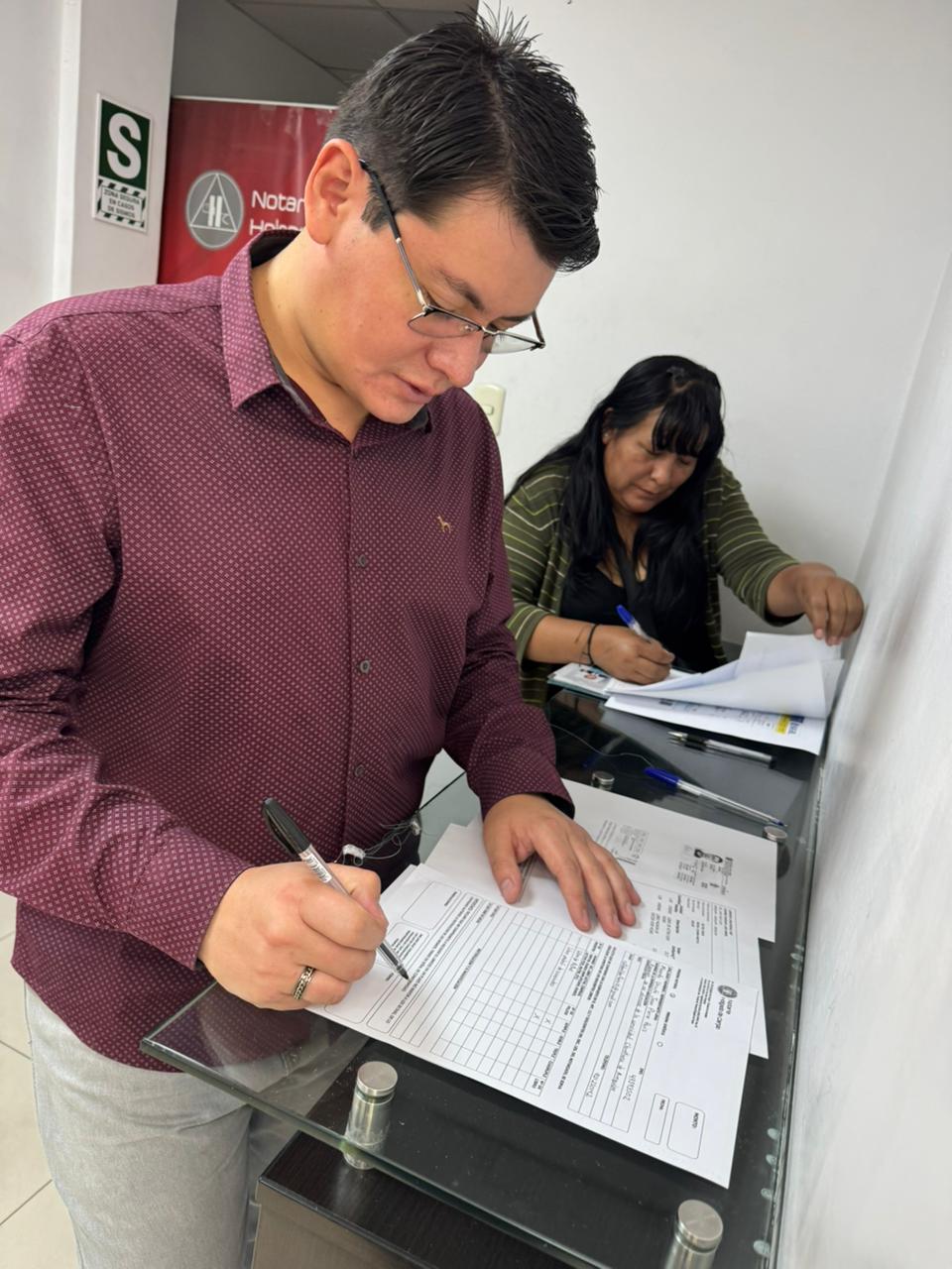 Jean Pierre Miranda firmando el libro del padrón de asociados